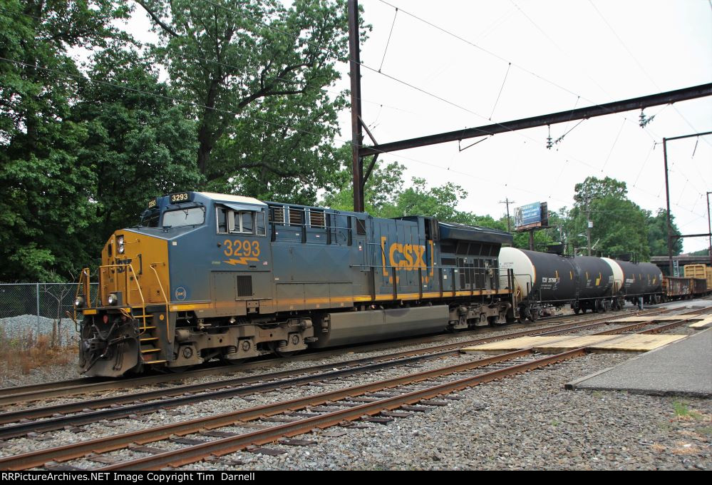 CSX 3293 leads M404